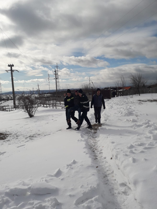 Bolnavul a fost cărat pe brațe de pompieri