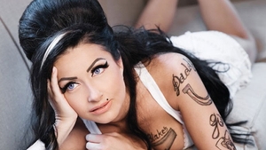 Transformarea spectaculoasă a Gabrielei Cristea! Bruneta a imitat-o pe Amy Winehouse intr-un pictorial de senzatie