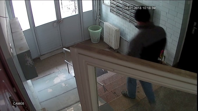 Imagini noi cu pedofilul din Drumul Taberei. Poliţiştii cred că acţionează în tot Bucureştiul!