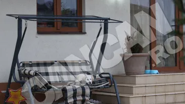 Cainele lui Iovan a simtit ca stapanul sau nu mai vine niciodata acasa!A refuzat sa se adaposteasca de ploaie si plange non-stop!