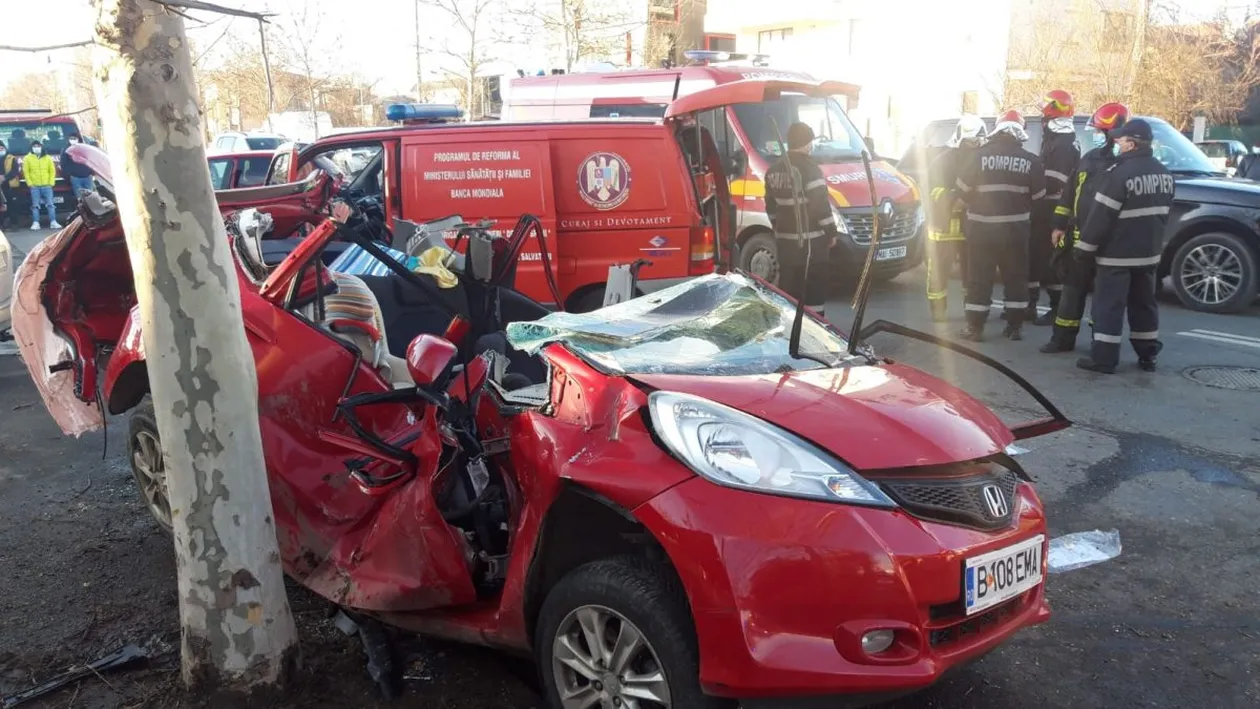 Accident grav în Capitală! Cinci persoane, printre care și doi copii, au fost rănite. FOTO