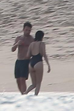Selena Gomez a apărut în costum de baie. Vei rămâne mut de uimire când vei vedea ce avea în apropierea zonei intime!