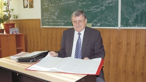 L-am găsit pe urmaşul celebrului matematician Grigore Gheba. El e profesorul care creează probleme pentru olimpiade şi concursuri şcolare!