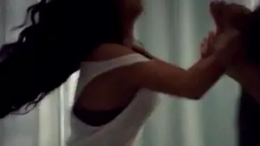 VIDEO Incredibil! Inna a fost lovita si bruscata de un barbat! Vezi ce a patit artista si cum a incercat sa se apere de loviturile lui!