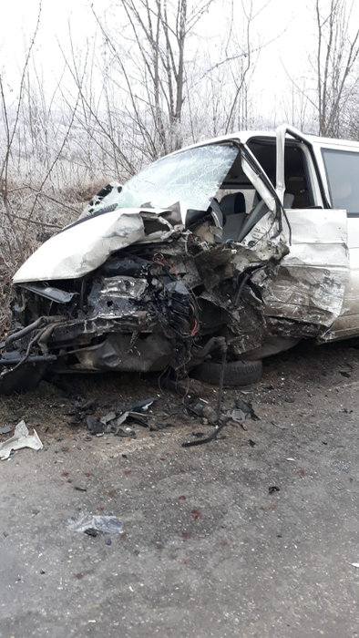 Impact devastator în județul Prahova. La volan se afla un agent de poliție, iar patru persoane au ajuns la spital