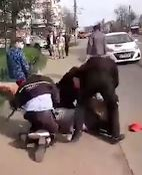 Scandal în Piatra Neamț. Bărbat fără mască de protecție, încătușat de polițiști în plină stradă