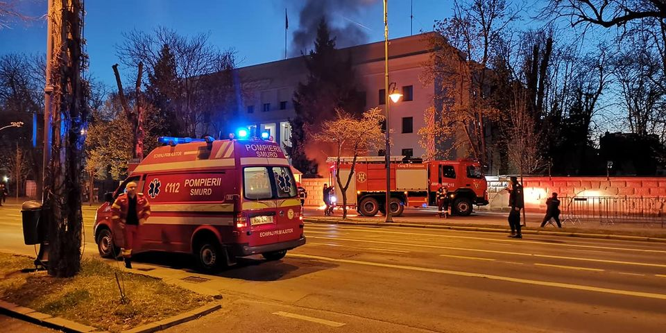 Incident şocant! A intrat cu maşina în sediul Ambasadei Rusiei în Bucureşti. Ce a strigat bărbatul înainte să moară carbonizat