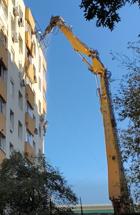 A început demolarea blocului afectat de explozia din Rahova. Primele imagini + planul autorităților