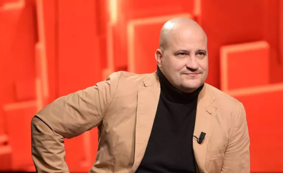 Șerban Huidu nu se lasă de cârcoteli și ia în primire ispitele si concurenții de la Insula Iubirii