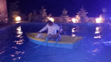 S-a dat cu barca in piscina! Un roman a petrecut pana cand a ajuns sa creada ca marea incepe in curtea lui!