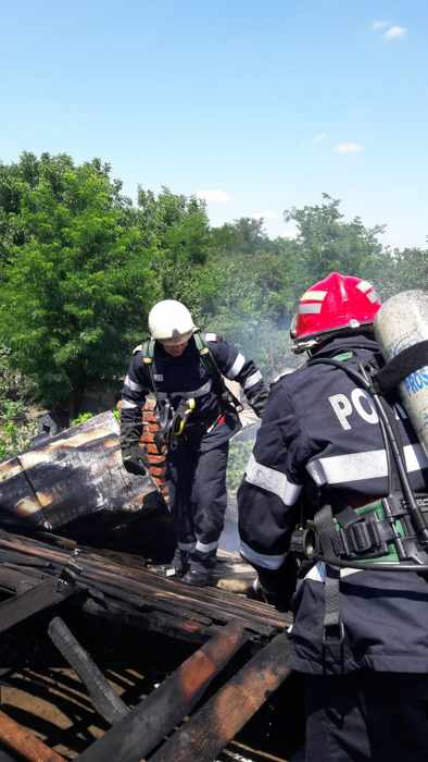 Pompierii au scos din casă trupul carbonizat