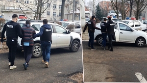Polițiștii craioveni i-au prins pe bărbații care au furat bijuterii de 475.000 de lei: “Au avut un plan bine pus la punct” | VIDEO