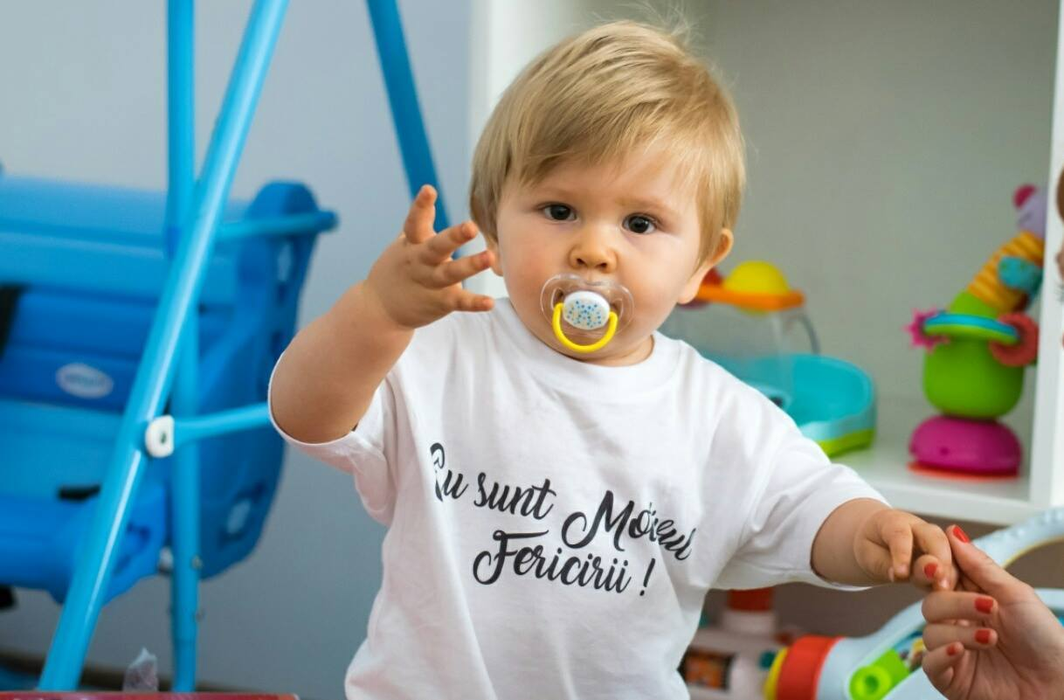 Ce mare şi frumos s-a făcut băieţelul lui Sebastian Muntean! Concurentul de la „Te cunosc de undeva!” este topit după micuţul lui