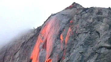 Un fenomen extrem de rar transfoma apa unei cascade in lava! Imagini spectaculoase!