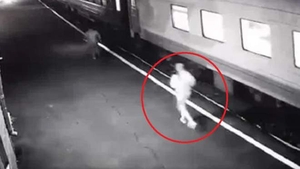 Clipe de coșmar pentru o femeie care încerca să urce într-un tren! A alunecat și i-a fost retezat piciorul