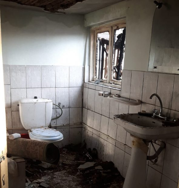 Își crește singură nepoata, a muncit peste hotare, a luptat cu sistemul, iar acum totul s-a năruit! A rămas pe drumuri, după ce casa i-a luat foc! Dar nu cedează