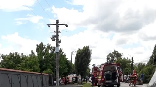 Accident cumplit în Dâmbovița. 15 persoane au fost rănite, după ce un TIR și un microbuz s-au izbit