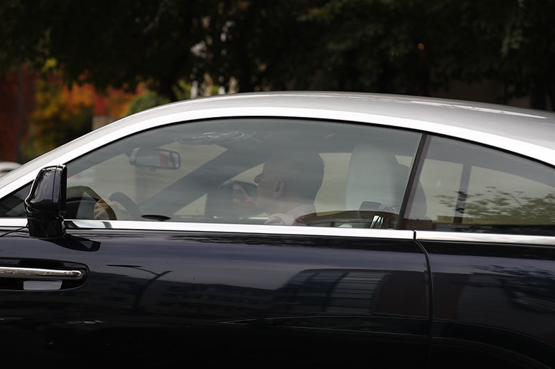 Bela Urasi îşi parchează cu grijă bolidul, fără să-i pese că este într-o zonă interzisă