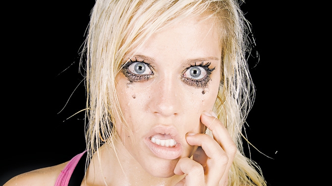 Scopul machiajului este sa scoata in evidenta trasaturile frumoase, nu sa te urateasca! Fardurile pot fi periculoase!