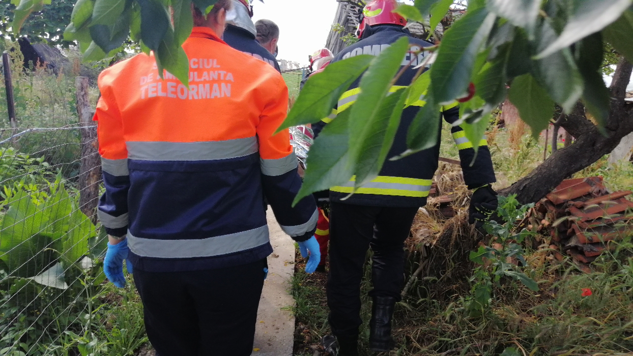 Un bătrân din Teleorman a căzut într-o fântână adâncă de 15 metri. Vecinii i-au sărit în ajutor și… | VIDEO