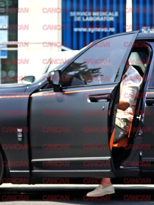 S-a urcat la volanul bolidului său, un Rolls Royce Cullinan