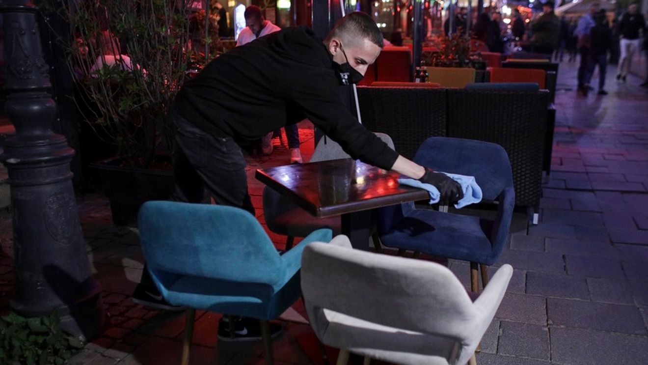 Cum a fost "pedepsit" un client de chelner la o terasă din Centrul Vechi: "Dacă nu aveți mască, o să vă..."