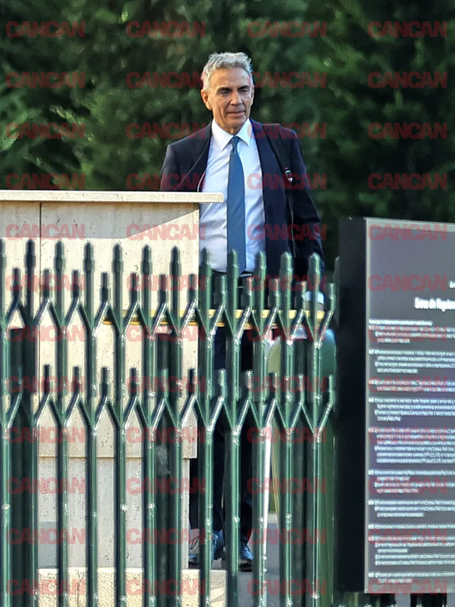 Dragoș Anastasiu, zâmbitor după ce și-a anunțat demisia. 