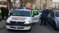 Scene șocante în Hunedoara. Polițiștii, alungați cu pietre din cartier VIDEO