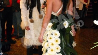Ti-ar placea sa porti asa la nunta ta? Vezi aici cum arata prima rochie de mireasa din Romania facuta numai din flori naturale!