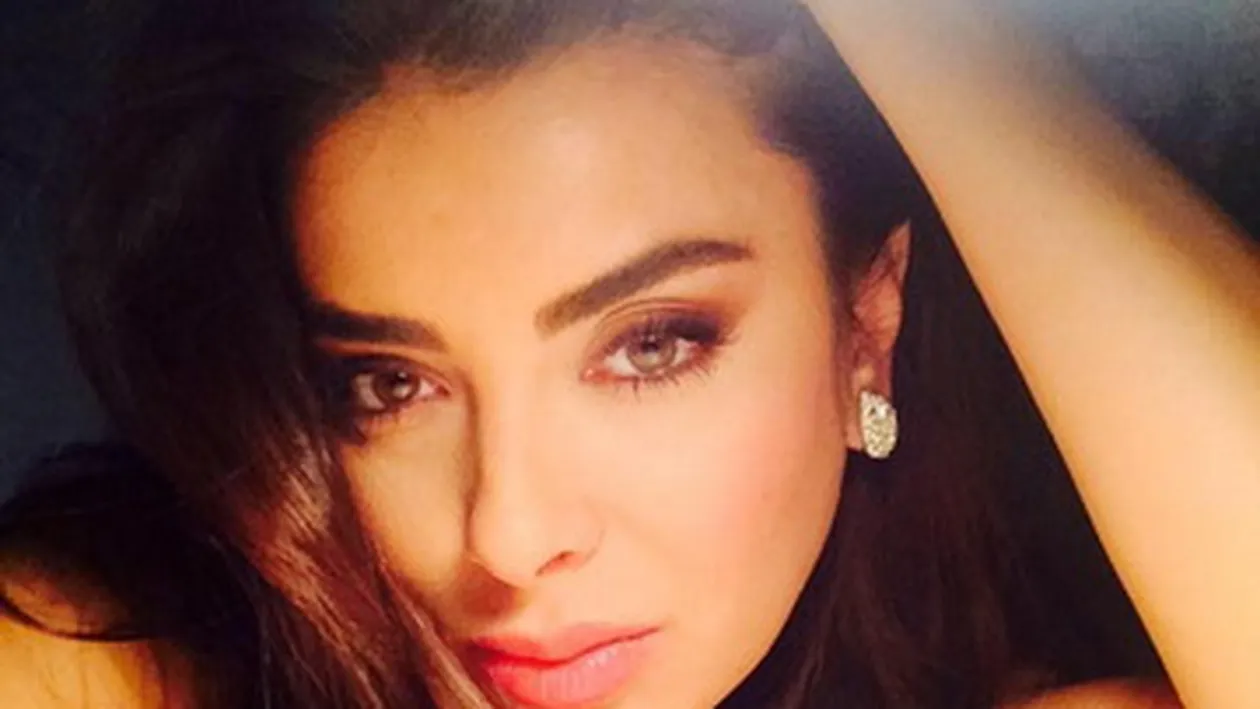 O celebra prezentatoare TV matura pe jos cu vedetele din Romania