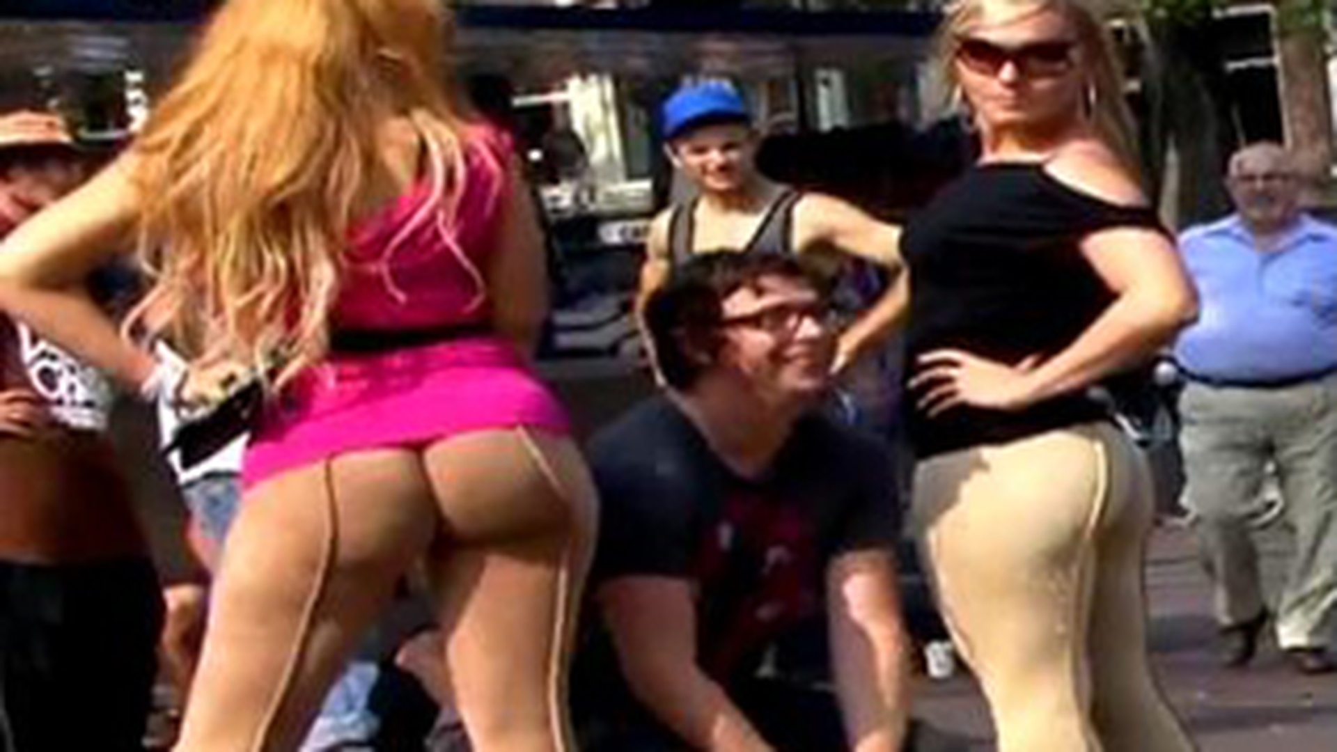 VIDEO Cel mai excitant experiment! Doua femei cu funduri uluitoare au iesit pe strada imbracate sexy! Vezi ce s-a intamplat