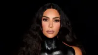 Accesoriul bizar cu care a fost surprinsă Kim Kardashian la piscină. Fanii, confuzi când au văzut-o aşa