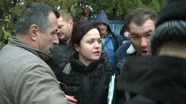 Scandal monstru la Arpechim Piteşti! Executorul judecătoresc a fost bruscat de angajaţi!