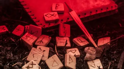 Horoscop rune azi, 17 aprilie 2026. Nativii Leu și Săgetător devin de neoprit: Sowilo le oferă energia solară maximă din calendar