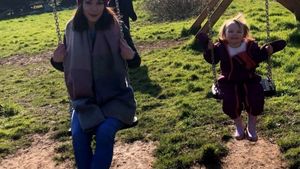 “Fetița mea frumoasă a murit! E vina mea!” O mamă și-a lăsat fetița, singură, în mașină preț de câteva clipe, iar la întoarcere nu a mai găsit-o