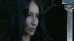 Mihaela Radulescu: "Imi e foarte greu sa fiu eu! Din cauza emotiilor, era sa cad pe parchet cand am fost premiata de Casa Regala"