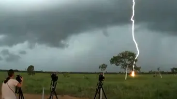 VIDEO Un cameraman a reusit sa filmeze cadrele vietii lui! Cum se vede un fulger la mai putin de 30 de metri distanta!