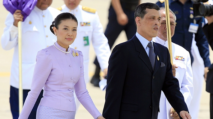 S-a făcut de râs! Prinţul Thailandei a stârnit reacţii internaţionale după ce a apărut în Germania, arătând ca un cerşetor