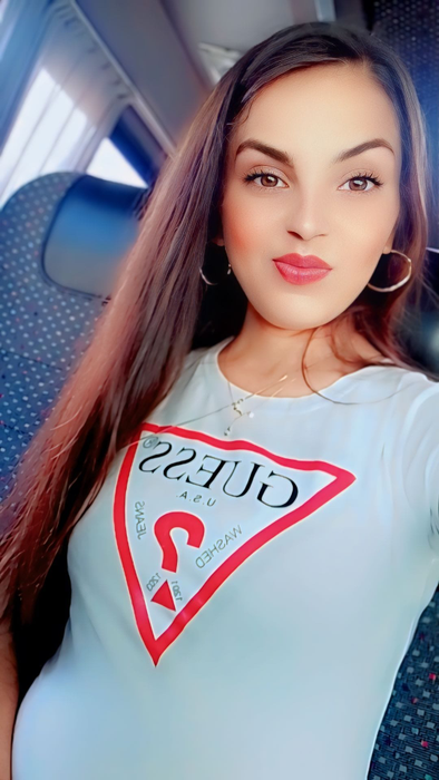 Adriana, o tânără de 25 de ani din Hunedoara, a fost ucisă de soțul ei. Doi copilași au rămas acum orfani de mamă