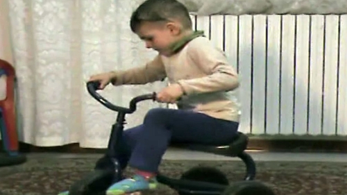 Număr spectaculos de echilibristică al ”Micului Hercule”. Ce poate să facă cu o tricicletă!