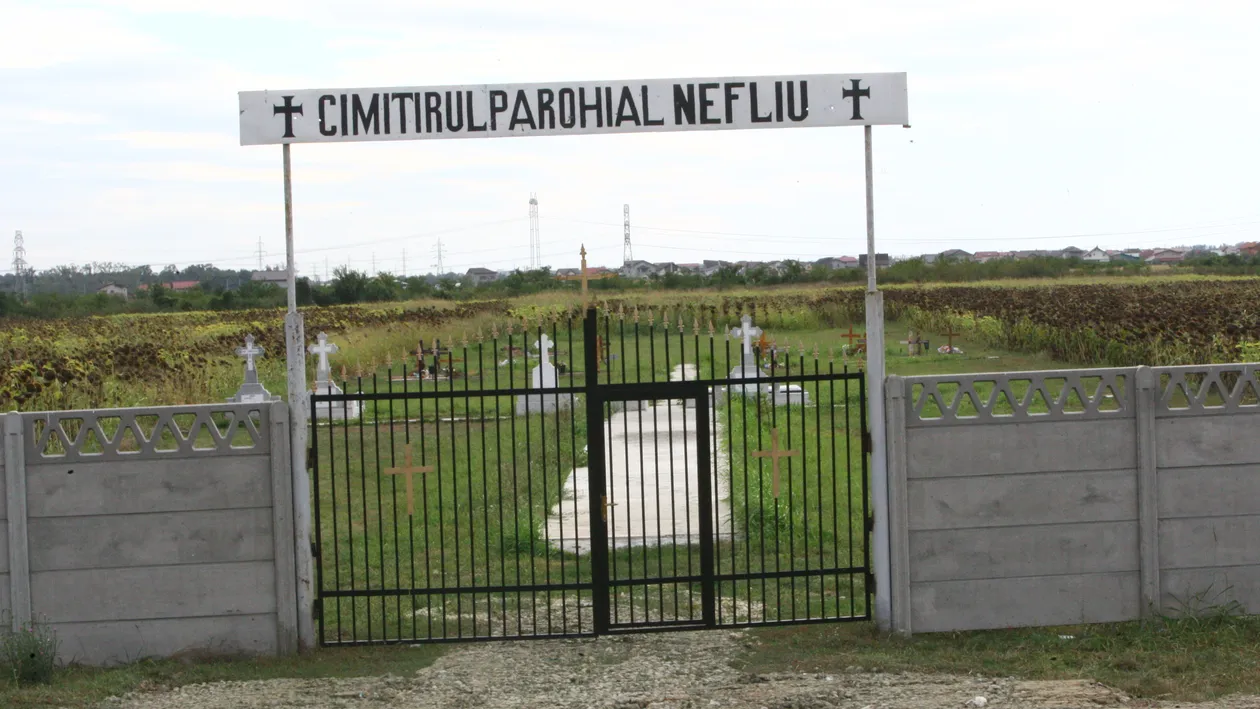 Nu are epitafuri si nici poze, deci nu e cimitirul vesel. Cu toate astea, “patronul” a tinut sa inveseleasca putin locul, si….