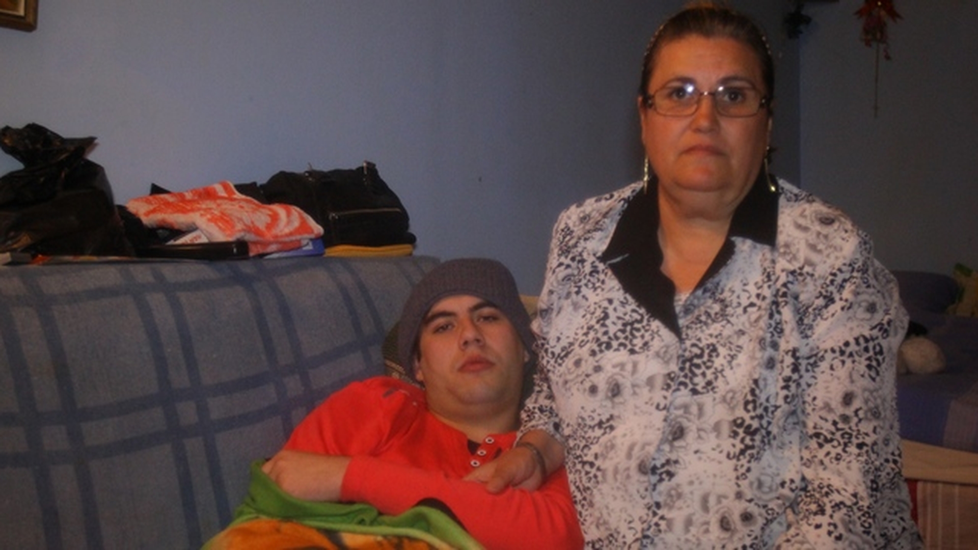 Tanarul tintuit la pat de etnobotanice este in pericol! Mama sa nu mai are bani de lemne si se anunta o iarna grea!