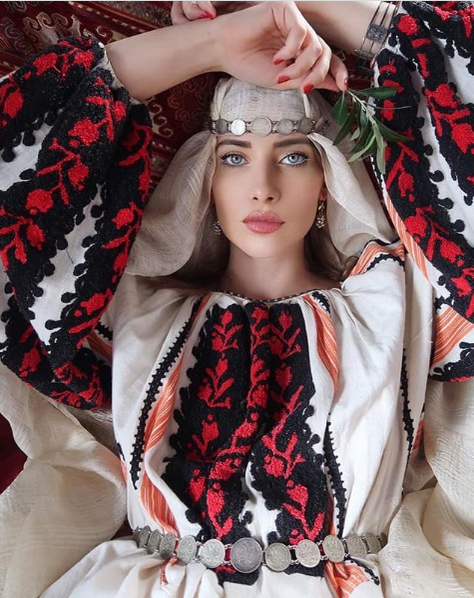 Iulia Albu, apariție la grătar în lenjerie sexy din dantelă neagră! Reacția haioasă a unui fan: ”Ai tăiat găina?”