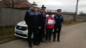 Cum a fost recompensată femeia sărmană care a predat Poliţiei o geantă cu 16.000 de euro