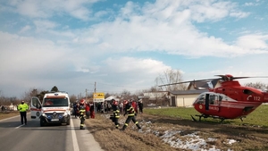 O gravidă a fost lovită de autoturism în Ialomița! Femeia e în stare grava. Un elicopter SMURD a aterizat de urgență