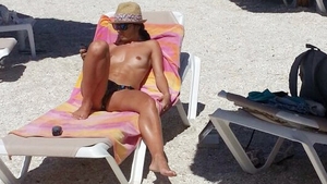Se anunta weekend plin la mare! Primele turiste au luat cu asalt plaja, au ocupat sezlongurile si au aruncat sutienele de pe ele