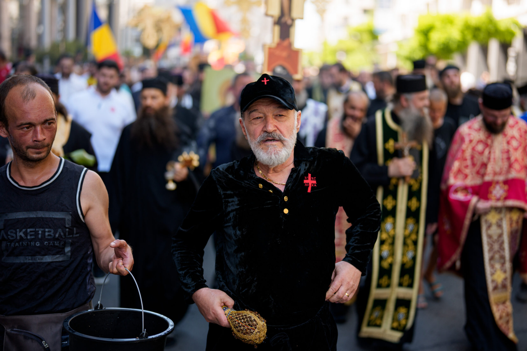 Gigi Becali merge in timpul unei contramanifestatii organizate de asociatia ''Fratia Ortodoxa'' fata de marsul comunitatii LGBTQ+ ''Bucharest Pride 2025'', in Bucuresti, duminica, 8 iunie 2025. Aproximativ 100 de persoane purtand cruci, icoane si agheasma au participat, duminica, la un mars de ''izgonire a duhurilor necurate lasate in urma de parada LGBTQ'' conform organizatorilor, pe acelasi traseu ca participantii la Bucharest Pride 2025. ANDREEA ALEXANDRU / MEDIAFAX FOTO