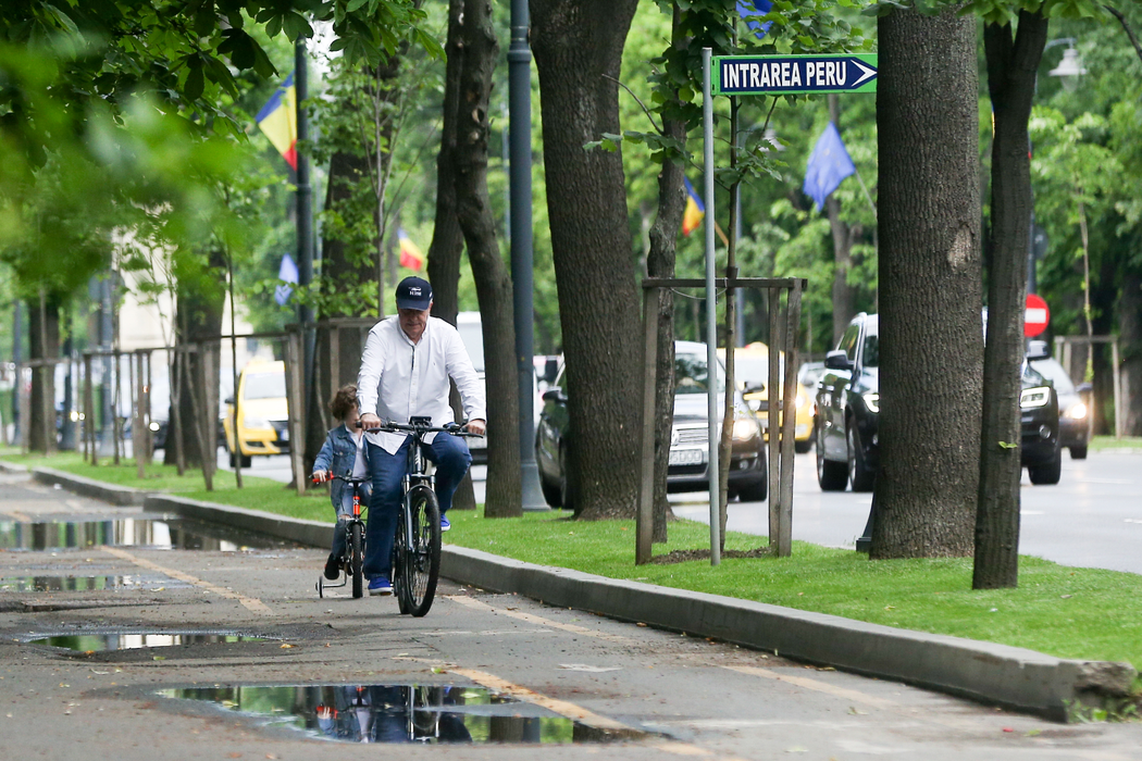 Călin Popescu Tăriceanu & juniorul s-au “întrecut” cu bicicletele pe Kiseleff