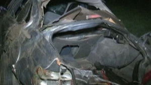 VIDEO Incredibil! Un mire beat si gelos ca i-a fost furata mireasa a plecat cu masina sa o caute, dar a facut accident si autoturismul a luat foc!