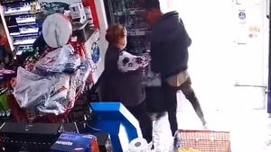 FOTO. Cei mai proști hoți sunt din Iași. Cum au jefuit doi tineri un supermarket din oraș, în plină criză COVID-19